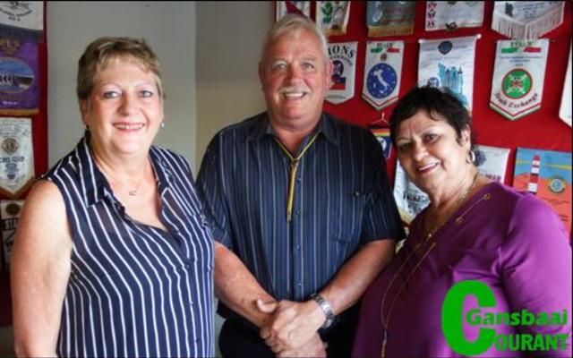 Gansbaai Lionsklub se ‘langasems’ het tydens die klub se Kersfunksie hul sertifikate ontvang. Vlnr Lion president Marietta Hattingh (25 jaar diens), Lion Boats van Staden (Sertifikaat van Waardering as sone-voorsitter) en Lion Ivy van Huyssteen (20 jaar diens).