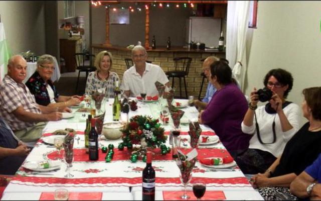 ‘n Gesellige oomblik tydens Gansbaai Lionsklub se Kersfunksie, waar enkele Lions terselfdertyd sertifikate en medaljes ontvang het. 
