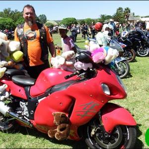 Die President van die Scattered Links, Overberg Chapter, Pieter Maree van Gansbaai, staan hier by sy Suzuki Hayabusa waarop hy twee en veertig sagte speelgoed vir die Toy Run vasgemaak het.