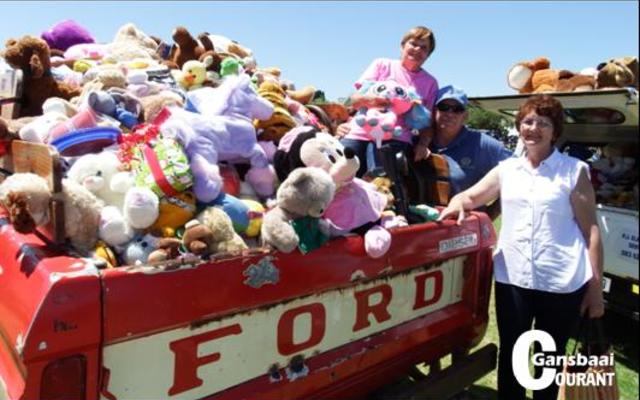 Die massa sagte speelgoed wat aan die motorfietse vasgemaak is, is by Stanford op hierdie veteraan Ford bakkie gelaai. Op die bakkie ontvang Christine van Zyl van Gansbaai Lionsklub die sagte speelgoed, met Pieter de Vries, ook ‘n Lion en Jocelyn Coetzee, altwee van Gansbaai, by die bakkie.
