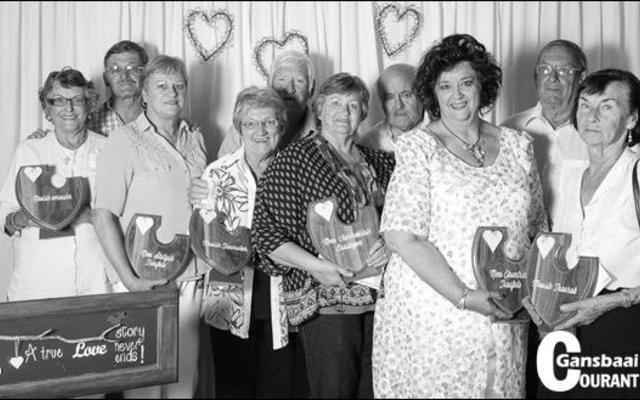 Die wenners in die onderskeie afdelings van die ‘Memory Lane’ kompetisie tydens Gansbaai AGS-gemeente se funksie vir bejaardes. Vlnr Connie du Preez, Mike en Elize Schröder, Petro en Pieter Marais, Marlene en Victor van der Westhuizen, Annelie en Louw Botha en Mimi Farrell.