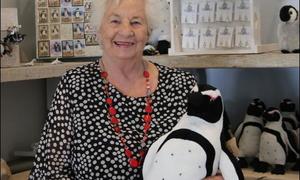 Ouma Lida kuier in pikkewynland