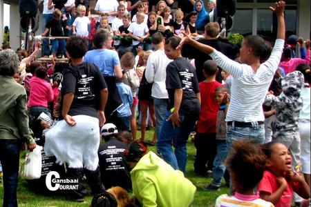 Dit is feestyd in Gansbaai en kinders van 10 jaar en jonger word hartlik genooi om Saterdag, 17 Desember 2016 te deel in die vreugde en opgewondenheid van die seisoen. Dié jaarlikse projek met past Frikkie Zeelie aan die stuur van sake, vind op die Gansbaai Gemeenskaplike Sportgrond (agter die munisipale kantore) plaas.  Dit begin reeds 08:00 die oggend.  Die spesiale dag sal gekenmerk word deur geskenke, lekkernye en opwinding en duur tot 12:00.  Navrae kan  gerig  word  aan Past Zeelie by 082 498 6992.  (Argieffoto Gansbaai Courant)