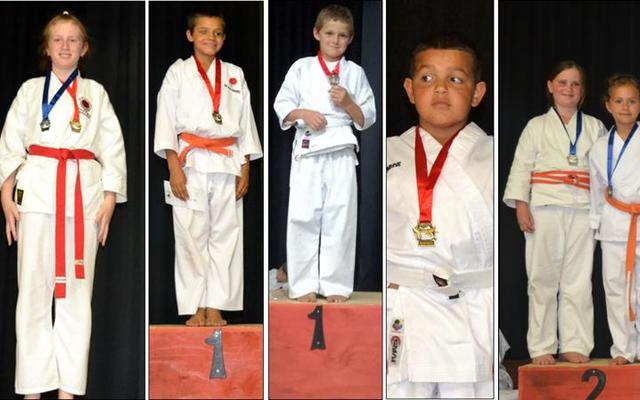 Pa Dawie en sy seun Harley Botha met hul medaljes.  Dawie het twee eerste plekke verower en Harley ‘n eerste en derde plek.  Mikayla Herselman wat ‘n eerste en tweede plek verower het. Andre Geerts spog met sy eerste plek. Hanlo van Rensburg spog ook  met ‘n eerste plek. Lehem Friendly, ‘n regte ‘soldaatjie’, het ‘n eerste plek  ingepalm. Nina  wat tweede geëindig het, staan heel links op die podium,  met haar ewebeeld, Zoë wat ‘n eerste en derde plek verower het tydens die klub se gordel-gradering.