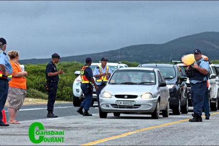 In plaas van die normale roetine by ‘n padblokkade, is talle motorbestuurders verlede Donderdag verras met vriendelike Gansbaai-inwoners en inligtingspakkies, tydens die dorp se jaarlikse ‘vriendelike padblokkades’.