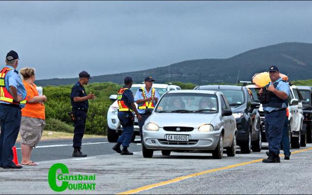 In plaas van die normale roetine by ‘n padblokkade, is talle motorbestuurders verlede Donderdag verras met vriendelike Gansbaai-inwoners en inligtingspakkies, tydens die dorp se jaarlikse ‘vriendelike padblokkades’.