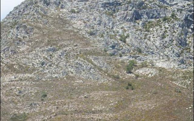 Die “opgeknapte” Gansbaai-naam en anker teen Gansbaai-berg se hange, wat vanjaar deur Gansbaai Toerisme en Strandveld Voetslaanklub se lede skoongemaak en geverf is.