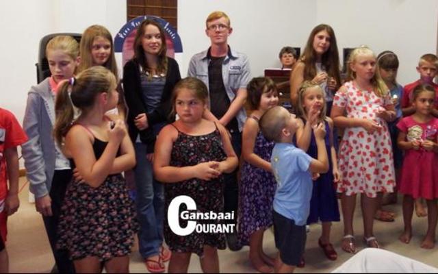 Hierdie groep kinders het elk ‘n lampie ontvang waarmee hulle die kerkgebou binne gestap het en wat hulle as ‘n aandenking kon saamneem huis toe.