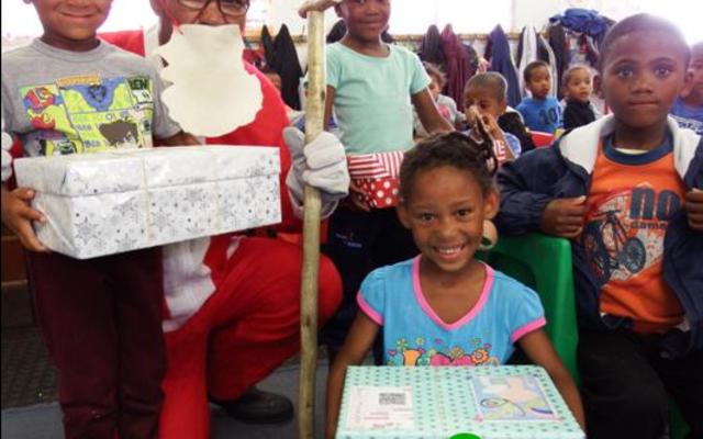 Die leerders van Gansbaai Primêr kon nie wag om hul skoendose met geskenke oop te maak nie. Van links Cheswin Dreyser, Vader Kersfees, Carmen Lambert, Jaimie-Lee Pieterse en Cheswin Pieters.