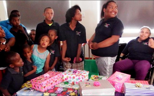 Die opgewonde kinders van Elim Tehuis vir Gestremdes het uit volle bors saam gesing voordat hulle hul pakkies oopgemaak het.