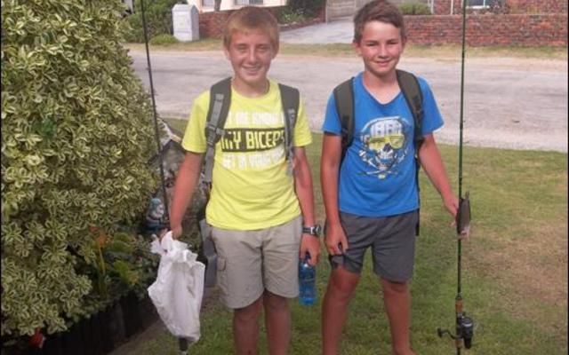 Christoff Dahl, links en sy vakansiemaatjie, Divan Burger wat gereeld dié vakansie by Stanfordsbaai gaan lyn natmaak.  Hulle spog met harders, karelgrootoë, haaitjies en klipvissies. Lekker man!