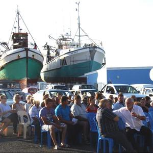 ‘n  Deel  van  die  toehoorders  tydens  vanjaar  se  Vissermans Dankseggingsdiens in Gansbaai hawe.