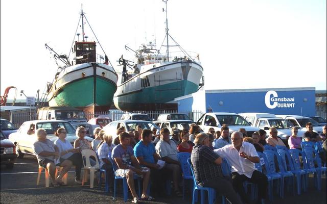 ‘n  Deel  van  die  toehoorders  tydens  vanjaar  se  Vissermans Dankseggingsdiens in Gansbaai hawe.