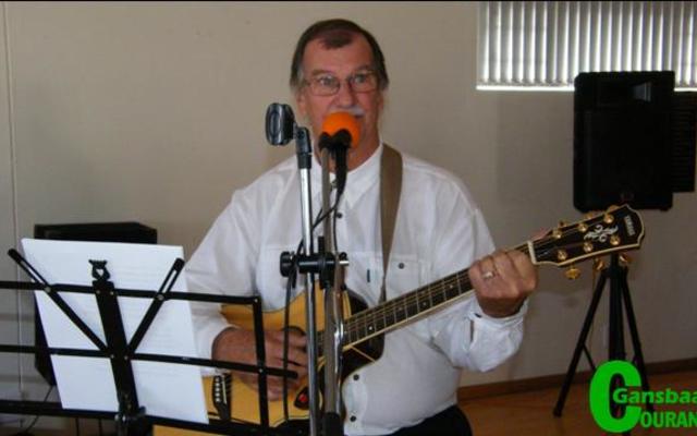 Wyle Dirk Büchner op sy gelukkigste met sy kitaar en sang tydens ‘n Moedersdagfunksie by die Birkenhead Boothengelklub. 