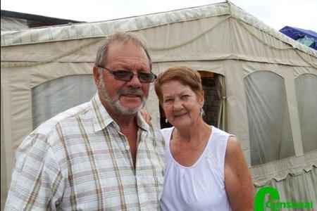 Johan en Petro Erasmus van Kraaifontein voor hulle tent in Gansbaai Karavaanpark  waar hulle al vir die afgelope 32 jaar kom vakansie hou - oor al die jare  op presies dieselfde staanplek.  