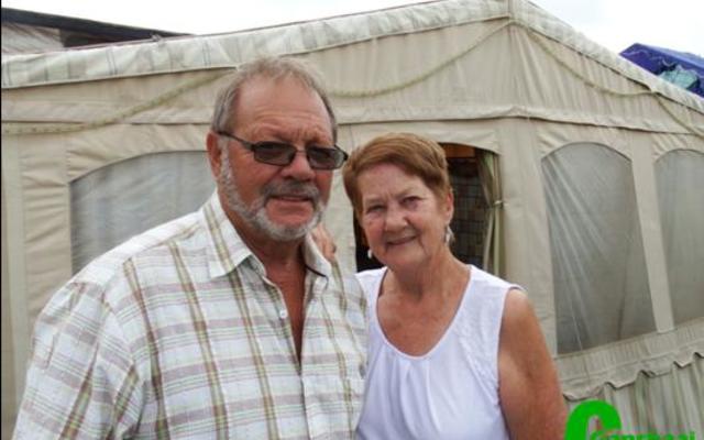 Johan en Petro Erasmus van Kraaifontein voor hulle tent in Gansbaai Karavaanpark  waar hulle al vir die afgelope 32 jaar kom vakansie hou - oor al die jare  op presies dieselfde staanplek.  