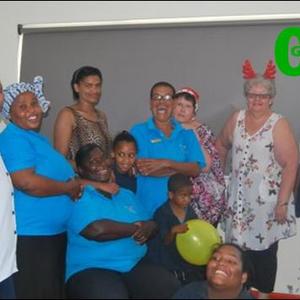 Vanjaar is die personeel van Gansbaai Elimhuis saam met die kinders met geskenke verras. Voor sit Sanna Wessels en agter vlnr staan Cornelia Johannes, Nomputhomo Phakade, Nicolene Baardman, Mariana Visagie, Marie Reid (weldoener), Hanlie Strydom (mede-weldoener) en Eldoret Newman.      