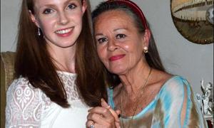 Twee sprankelende ballerinas ontmoet uiteindelik