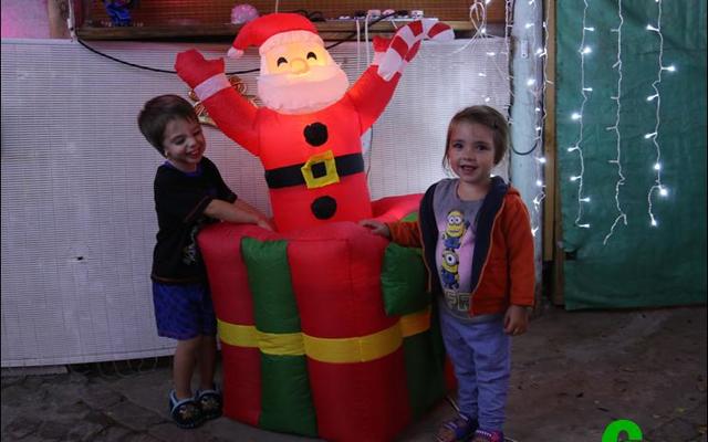 Johan Terblanché van Stellenbosch en Liz-Mari Louw van Durbanville   wat saam met hul ouers vakansie hou in De Kelders, het hulle verstom aan die verskeidenheid Kersvaders.