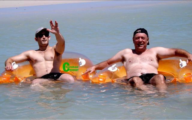 Die twee manne wat so lekker baai in die son, is onbekend, maar geniet die sonskyn terdee.