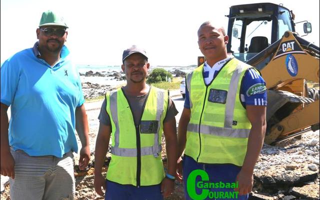 Terwyl vakansiegangers heerlik rondbaljaar in ons pragtige omgewing, is daar spanne werkers wat op die agtergrond allerlei noodsaaklike dienste klopdisselboom laat verloop. Gordon Adendorff, Frankcin Pieterse en Heinrich Valentine het hul Kersdag opgeoffer om ‘n gebarste pyp in Franskraal  te herstel.  “We salute you!”