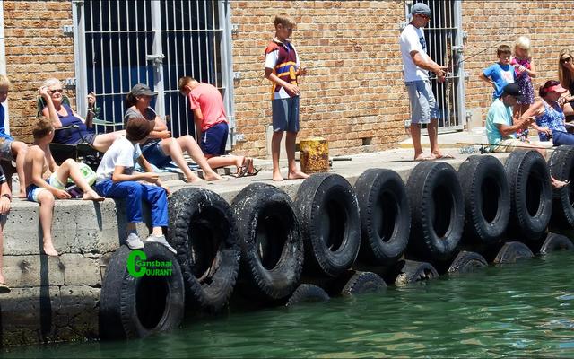 Of dit nou “ontspan” in die sonnetjie is en of dit die hengelgogga is wat  gebyt  het, hierdie groepie vakansiegangers het hulself terdeë geniet toe hulle by Gansbaai Hawe gaan uitspan het -  met of sonder ‘n byt aan die hoeke.