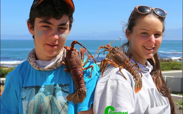Werner van Zyl (14) en sy niggie, Ceara de Gouveia (16) van Bloubergstrand  geniet hul somervakansie terdeë deur vroegoggend, wanneer die meeste mense nog slaap, te gaan tuna vang.