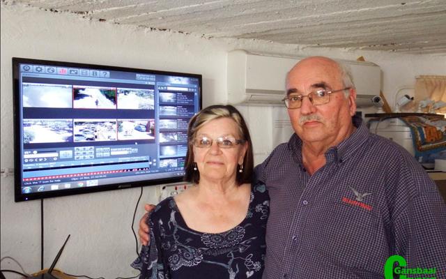 Die op en wakker egpaar, Paul en Doreen Venter, wat Uilkraal Buurtwag in Uilenkraalsmond Vakansie-oord met ‘n “sekuriteits”-hand beheer, in samewerking met hulle sowat 20 aktiewe lede.