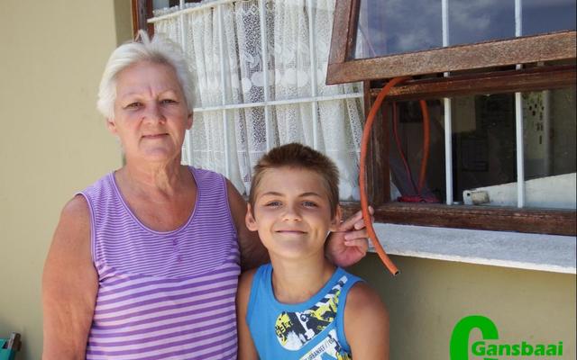 Die afgesnyde pyp van die gasbottel waarmee ‘n dief weggehardloop het. “Hoe arrogant kán ‘n skelm nou raak?” wonder Amanda Smit en  haar kleinseun, Ralph (10). Hy het die dief in die oë gekyk toe laasgenoemde die pyp doodluiters afsny en weghardloop.