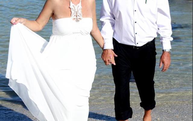 ‘n Sakeman van Franskraal, Bev Swart het besluit dat hy nie die nuwejaar as enkeling ingaan nie en so op die oujaar vrou gevat.  Die gelukkige vrou aan sy sy, is Francis Strydom.  Die egpaar is Saterdag, 31 Desember 2016 vanuit die NG Kerk, Gansbaai in die huwelik bevestig.  Met ‘n heerlike oujaarsgeselligheid by die gholfklub vir hulle gaste, het die twee hul getroude lewens saam begin.  Bev is bekend as gholfbaanbestuurder en is ook ‘n lid van die Gansbaai Sakekamer.  Foto:  Leonie Schnell