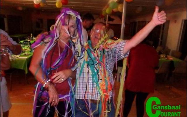 Stella Swart, ‘n klublid en ‘n gas, mnr Smith, was op vrolike wyse gereed vir die aanbreek van 2017 om 12 uur Oujaarsaand.