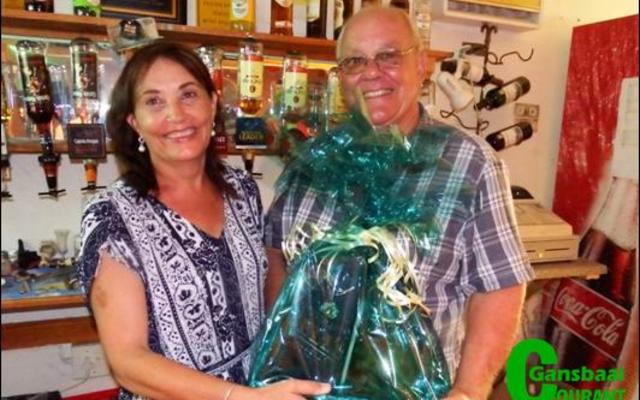 Ralph Gibbs, die Birkenhead Boothengelklub se kroegman se Oujaarsvreugde het verdubbel met die wen van ‘n spesiale geskenkpak (“raffle”) wat deur Theresa de Wet aan hom oorhandig is.  