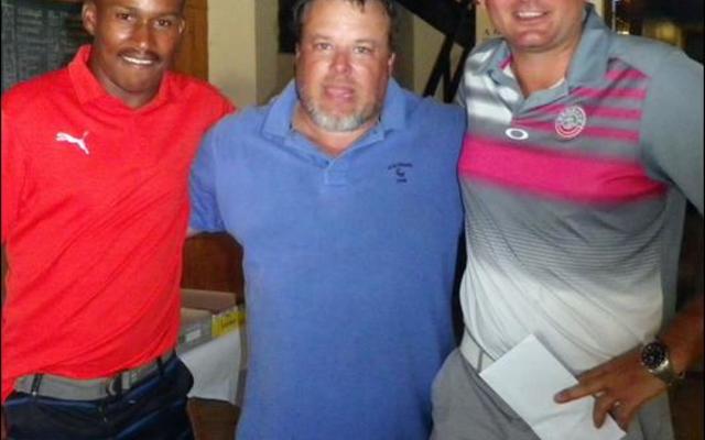 Melvin Tobias (links) en Pieter Loubser (regs) het die 4BBB Stableford  gewen.   Francois  van  der Merwe in die middel, het gesorg dat die kompetisie vlot verloop met sy puik reëlings.