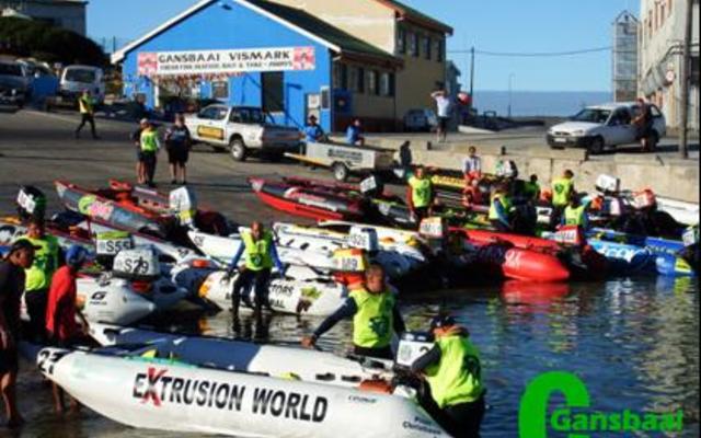 Die bootwedrenjaers van die Trans Agulhas Rubberbootwedren, maak gereed vir hul blitsige wegspring om 08:00 op Nuwejaarsdag vanaf Gansbaai hawe vir hul laaste uitputtende skof na die Strand - ná ‘n rustige nag in Gansbaai waar hulle oornag het.