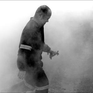 Befaamde Gansbaai-fotograaf, Hugh-Daniel Grobler het hierdie wenfoto van die brandweerman, Theuns Otto geneem, terwyl hy ‘n skilpadjie van ‘n gewisse vuurdood gered het.
