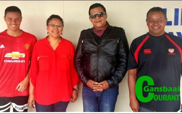 Links is Gansbaai Academia se graad 12 leerder, Liewellyn Davids wat reeds vir ‘n mediese studierigting aan die Universiteit van Stellenbosch gekeur is, saam met van links: Lindsay-Michelle Meyer en Hambly Matthews van die universiteit en sy pa, Charles Davids. 