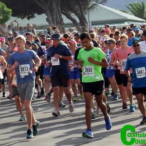 Die skoot het geklap vir die 373 deelnemers wat aan die 10km wedloop tydens Gansbaai Lionsklub se Oujaarsmarathon deelgeneem het. Kort voor hierdie groep het 464 atlete aan die moordende, maar skouspelagtige 21km wedloop na Dangerpoint weggespring.