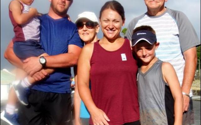 ‘n Heerlike saamwees-uitstappie vir die Wiese-gesin van Kleinbaai.  Johan en Suzette Wiese, asook hul dogter en skoonseun van Calvinia het nie die geleentheid om aan die 5km pretstap deel te neem, laat verbyglip nie. Van links is Fourie Nel (kleinseun), Martiens Nel (skoonseun), Suzette Wiese, Annamari Nel (dogter), De Wet Nel (kleinseun) en Johan Wiese.