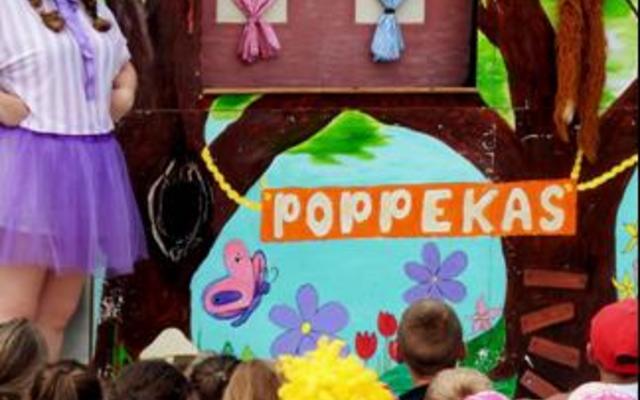 Die gewildste item onder jonk en oud, was die poppekas wat hier deur “Poppie Perskepit” (Nicole Snyman) “beman” word, met die res van die span, agter die poppekas.  Hulle sorg vir die bewegings en stemme, tot groot vermaak van die toeskouers. 