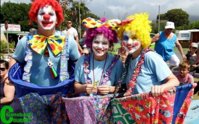 Veral die speletjies- en poppekasitems is “oorgeneem” deur die span se narre wat baie gewild was onder die kinders. Die narre is van links: Zenon Erasmus, Hannelie Marais en Jessica Stone.