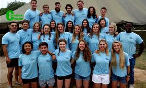 Vakansiegangers groet na ‘n besige rustyd