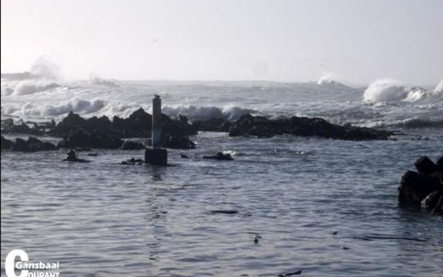 Dis nie moeilik om Kleinbaaihawe binne te vaar nie, maar ook nie altyd van die eenvoudigste nie  --  met so ‘n see, bly liewer weg!