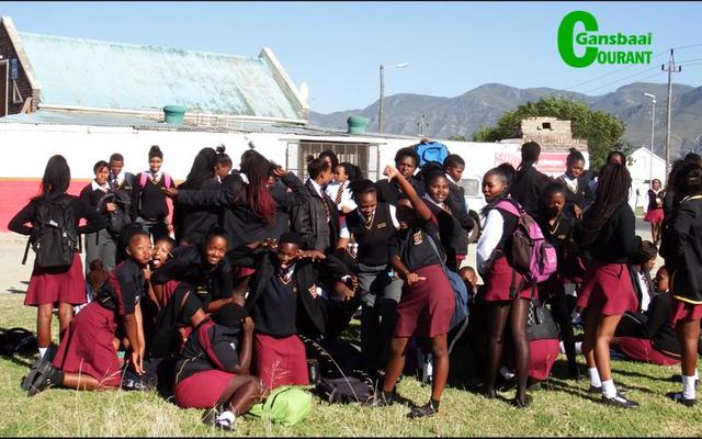 ‘n Deel van die sowat 70 leerders van Gansbaai Academia wat Dinsdag die R43 by Stanford versper het. Die protesaksie spruit voort uit probleme wat leerders van die Stanford-omgewing het om by die skool uit te kom. 