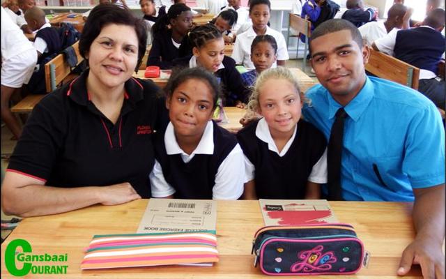 Liandro (regs) is saam met Anine Volkwyn in haar graad 5.1 klas, met twee niggies in graad 5.1, Eldonay en  Farren Appel tussen hulle.