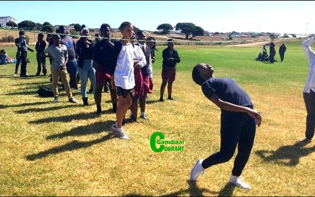  Dis agteroor buig en beur vir 2017 se graad 8’s van Gansbaai Academia tydens hul inlywingsseremonie.