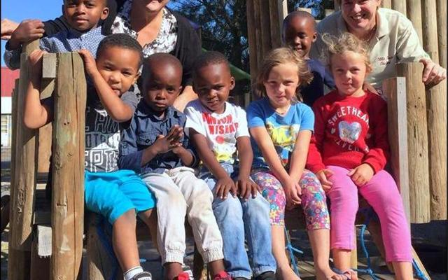 ‘n Deel van Laerskool Okkie Smuts se “nuwelinge” vir 2017, met Sue van der Berg (links) vir die Gr RR en Gr R Afrikaanse klassies en regs Belinda Taberham vir die Engelse Gr RR en Gr R klassies. 