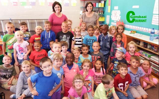 Laerskool Gansbaai se 38 graad R’e was opgewonde om by die “groot” skool in te skakel. Agter links staan Lyndri Kotze (Gr R.2) en Jolinda Avenant (Gr R.1).