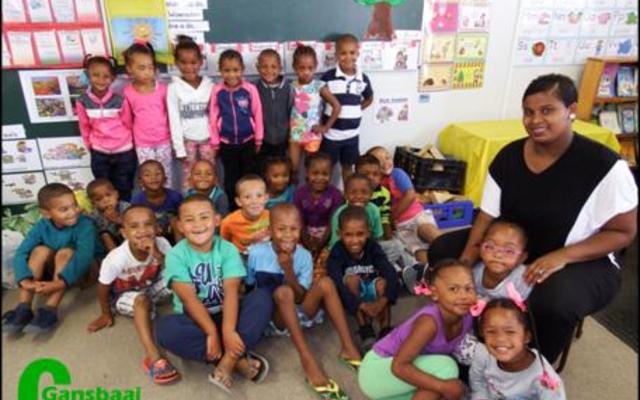 Gansbaai Primêr in Blompark se 60 graad R’e het met moeite afstand gedoen van hul kospakkies met die neem van die foto. Regs sit Karen Benjamin (Gr R.2). Helena Slammat (Gr R.1) was afwesig met die neem van die foto.
