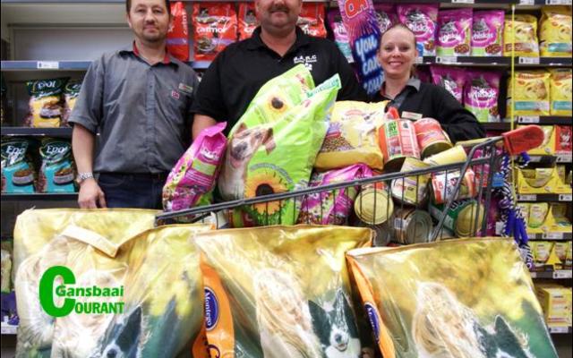 Die onlangse veldbrande naby BARC (Birkenhead Animal Rescue Centre) se hokke, het daartoe gelei dat al die bederfbare voedselvoorraad weggegooi moes word. Die rook- en roet was so erg dat al die kosvoorraad besmet is. OK Foods Gansbaai en Montego Feeds het saamgespan en tot BARC se redding gekom.  ‘n Groot voorraad honde- en kattekos is verlede Woensdag, 25 Januarie 2017 aan die dierehulp organisasie oorhandig. Dewaldt de Roubaix en Judene Joubert van OK Foods Gansbaai oorhandig die broodnodige skenking aan Nols Jonas (middel), BARC se Veldwagter.