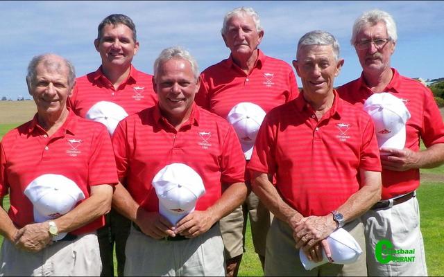 Die “ou manne” Ligaspan van Gansbaai Gholfklub was volgens hoor-sê ietwat neus-optrekkerig teenoor die “kinders” van die Gholf Akademie se Theewaterskloof 2  Ligaspan. Met die “jongspan” as oorwinnaars, moes die “ou manne” na afloop van die wedstryd hoed-in-die-hand staan! Voor van links: Johan Coetzee, Jacques Nell (klubkaptein) en Daan Victor (kaptein). Agter van links Pieter Loubser, George Hunt en Sextus Neethling.